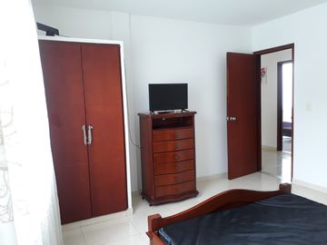 Se vende casa y lote con 3 habitaciones, garaje, y plancha con puntos listos para el tercer piso y lote listo para ampliar vivienda o montar negocio. 