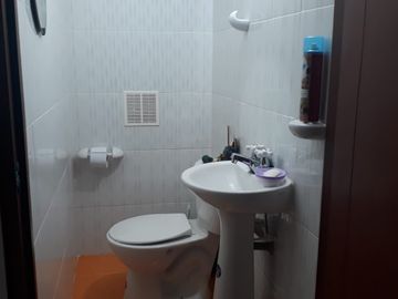 Se vende casa y lote con 3 habitaciones, garaje, y plancha con puntos listos para el tercer piso y lote listo para ampliar vivienda o montar negocio. 