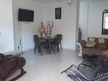 Se vende casa y lote con 3 habitaciones, garaje, y plancha con puntos listos para el tercer piso y lote listo para ampliar vivienda o montar negocio. 