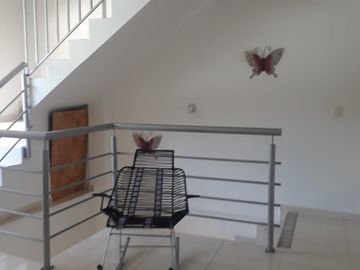 Se vende casa y lote con 3 habitaciones, garaje, y plancha con puntos listos para el tercer piso y lote listo para ampliar vivienda o montar negocio. 