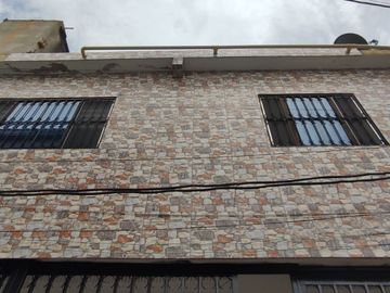 Se vende casa y lote con 3 habitaciones, garaje, y plancha con puntos listos para el tercer piso y lote listo para ampliar vivienda o montar negocio. 