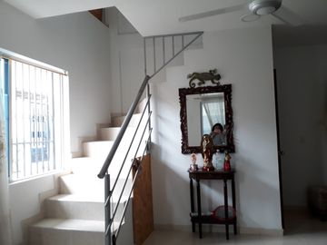 Se vende casa y lote con 3 habitaciones, garaje, y plancha con puntos listos para el tercer piso y lote listo para ampliar vivienda o montar negocio. 