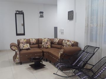 Se vende casa y lote con 3 habitaciones, garaje, y plancha con puntos listos para el tercer piso y lote listo para ampliar vivienda o montar negocio. 