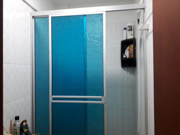 Se vende casa y lote con 3 habitaciones, garaje, y plancha con puntos listos para el tercer piso y lote listo para ampliar vivienda o montar negocio. 