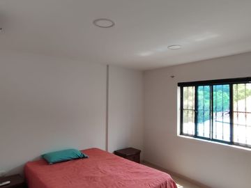 Se vende casa y lote con 3 habitaciones, garaje, y plancha con puntos listos para el tercer piso y lote listo para ampliar vivienda o montar negocio. 