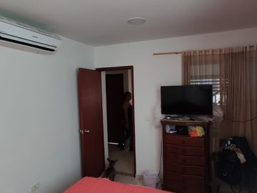 Se vende casa y lote con 3 habitaciones, garaje, y plancha con puntos listos para el tercer piso y lote listo para ampliar vivienda o montar negocio. 