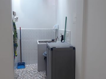 Se vende casa y lote con 3 habitaciones, garaje, y plancha con puntos listos para el tercer piso y lote listo para ampliar vivienda o montar negocio. 