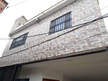 Se vende casa y lote con 3 habitaciones, garaje, y plancha con puntos listos para el tercer piso y lote listo para ampliar vivienda o montar negocio. 