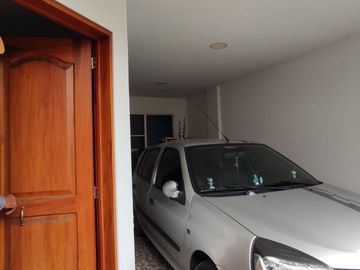 Se vende casa y lote con 3 habitaciones, garaje, y plancha con puntos listos para el tercer piso y lote listo para ampliar vivienda o montar negocio. 