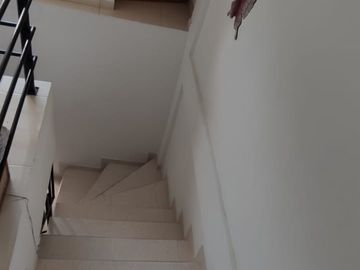 Se vende casa y lote con 3 habitaciones, garaje, y plancha con puntos listos para el tercer piso y lote listo para ampliar vivienda o montar negocio. 