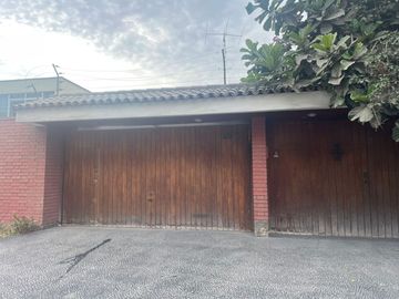 VENDO CASA COMO TERRENO DE 2284 M2 EN ESQUINA UBICADO EN CALLE LAS CAMELIAS URB CAMACHO LA MOLINA