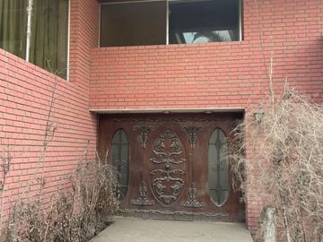 VENDO CASA COMO TERRENO DE 2284 M2 EN ESQUINA UBICADO EN CALLE LAS CAMELIAS URB CAMACHO LA MOLINA