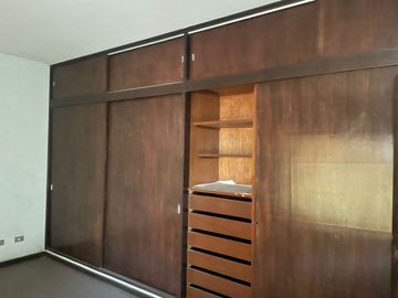 VENDO CASA COMO TERRENO DE 2284 M2 EN ESQUINA UBICADO EN CALLE LAS CAMELIAS URB CAMACHO LA MOLINA