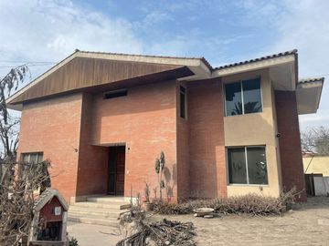 VENDO CASA COMO TERRENO DE 2284 M2 EN ESQUINA UBICADO EN CALLE LAS CAMELIAS URB CAMACHO LA MOLINA