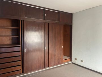 VENDO CASA COMO TERRENO DE 2284 M2 EN ESQUINA UBICADO EN CALLE LAS CAMELIAS URB CAMACHO LA MOLINA