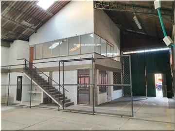 ALQUILER DE BODEGA DE 2070 MTS2, 4 ACCESOS VEHICULARES Y MUELLES.