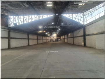 ALQUILER DE BODEGA DE 2070 MTS2, 4 ACCESOS VEHICULARES Y MUELLES.