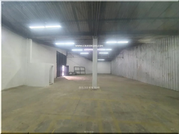 ALQUILER DE BODEGA DE 2070 MTS2, 4 ACCESOS VEHICULARES Y MUELLES.