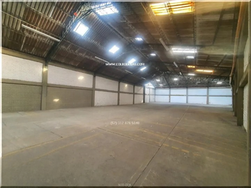 ALQUILER DE BODEGA DE 2070 MTS2, 4 ACCESOS VEHICULARES Y MUELLES.