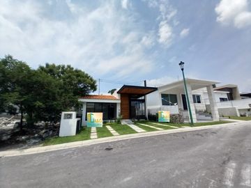 CASA EN VENTA EN FRACCIONAMIENTO LOMAS DE COCOYOC MORELOS