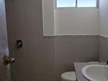 Tumbaco, Hermosas Casas Adosadas de 2en2 con Amplios Jardines, Entrega Junio2024