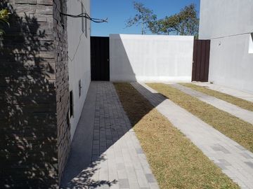 Tumbaco, Hermosas Casas Adosadas de 2en2 con Amplios Jardines, Entrega Junio2024