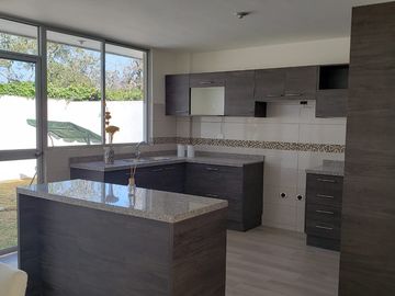 Tumbaco, Hermosas Casas Adosadas de 2en2 con Amplios Jardines, Entrega Junio2024