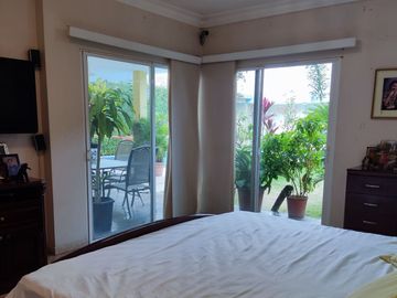 Venta de Casa con 6 Dormitorios y Piscina en Portoviejo, Manabí