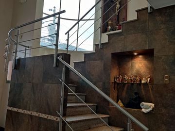 Venta de Casa con 6 Dormitorios y Piscina en Portoviejo, Manabí