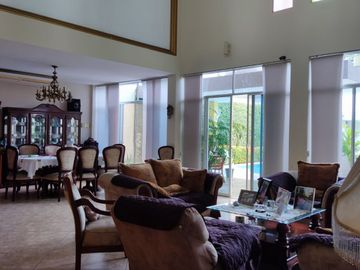 Venta de Casa con 6 Dormitorios y Piscina en Portoviejo, Manabí