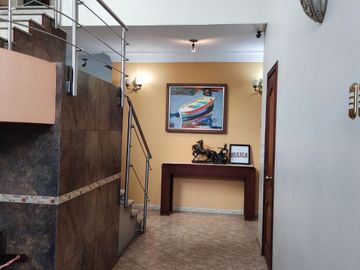Venta de Casa con 6 Dormitorios y Piscina en Portoviejo, Manabí