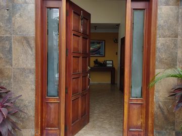 Venta de Casa con 6 Dormitorios y Piscina en Portoviejo, Manabí