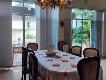 Venta de Casa con 6 Dormitorios y Piscina en Portoviejo, Manabí