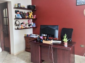 Venta de Casa con 6 Dormitorios y Piscina en Portoviejo, Manabí