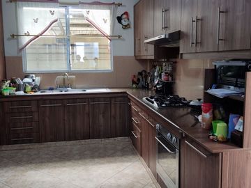 Venta de Casa con 6 Dormitorios y Piscina en Portoviejo, Manabí