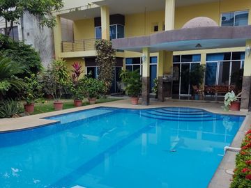 Venta de Casa con 6 Dormitorios y Piscina en Portoviejo, Manabí