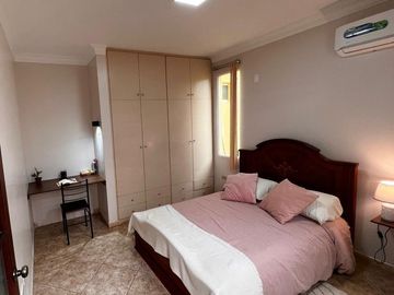 Venta de Casa con 6 Dormitorios y Piscina en Portoviejo, Manabí