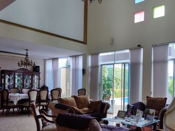 Venta de Casa con 6 Dormitorios y Piscina en Portoviejo, Manabí