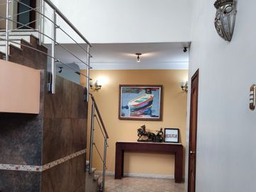 Venta de Casa con 6 Dormitorios y Piscina en Portoviejo, Manabí