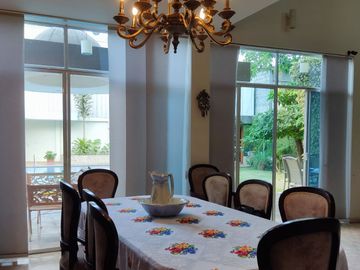Venta de Casa con 6 Dormitorios y Piscina en Portoviejo, Manabí