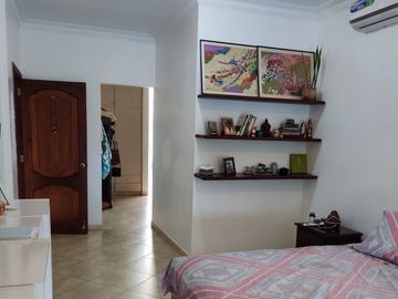 Venta de Casa con 6 Dormitorios y Piscina en Portoviejo, Manabí