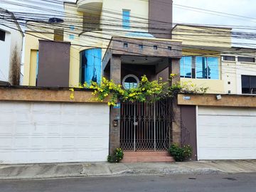 Venta de Casa con 6 Dormitorios y Piscina en Portoviejo, Manabí