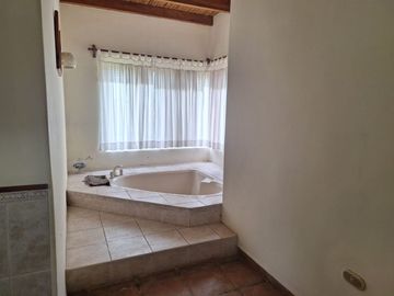 ACOGEDORA CASA DE CAMPO ANTES US$ 480,000 AHORA en US$ 420,000