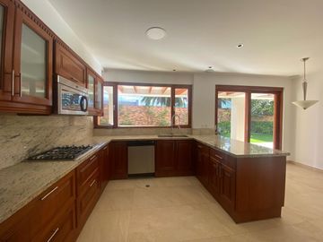VENDO HERMOSA CASA EN CONJUNTO CUMBAYA (Sector Colegio Menor)