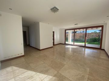 VENDO HERMOSA CASA EN CONJUNTO CUMBAYA (Sector Colegio Menor)