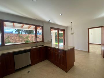 VENDO HERMOSA CASA EN CONJUNTO CUMBAYA (Sector Colegio Menor)
