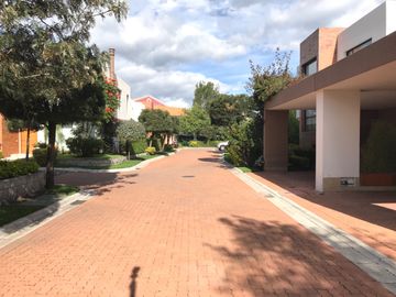 VENDO HERMOSA CASA EN CONJUNTO CUMBAYA (Sector Colegio Menor)