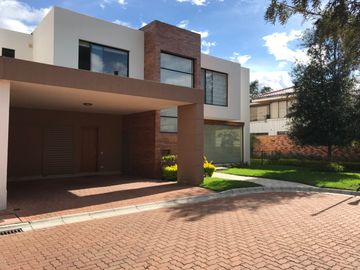 VENDO HERMOSA CASA EN CONJUNTO CUMBAYA (Sector Colegio Menor)