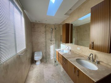 VENDO HERMOSA CASA EN CONJUNTO CUMBAYA (Sector Colegio Menor)