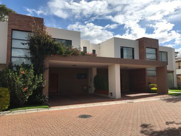 VENDO HERMOSA CASA EN CONJUNTO CUMBAYA (Sector Colegio Menor)